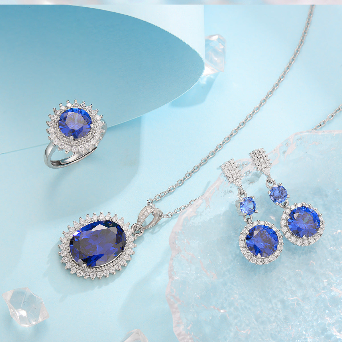 Aurielle Solwyn ensemble bleu en or blanc