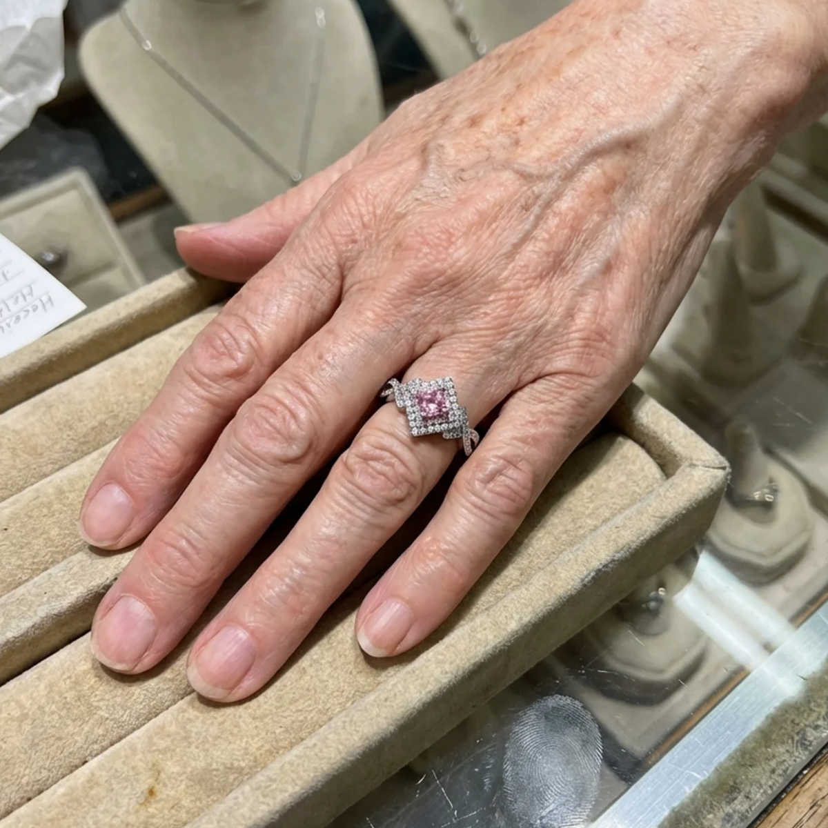 Bague carrée pave en couture en or blanc