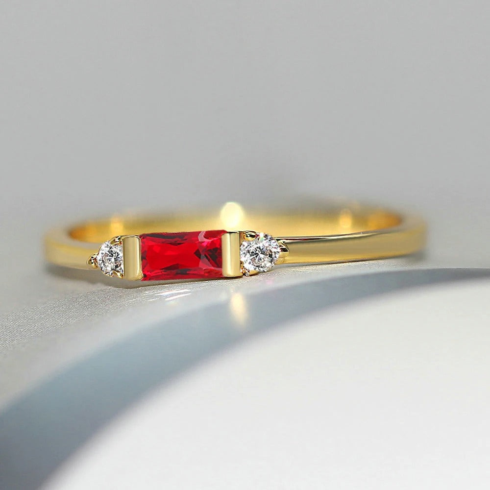 Bague et Étincelante à pierre rouge centrale en or