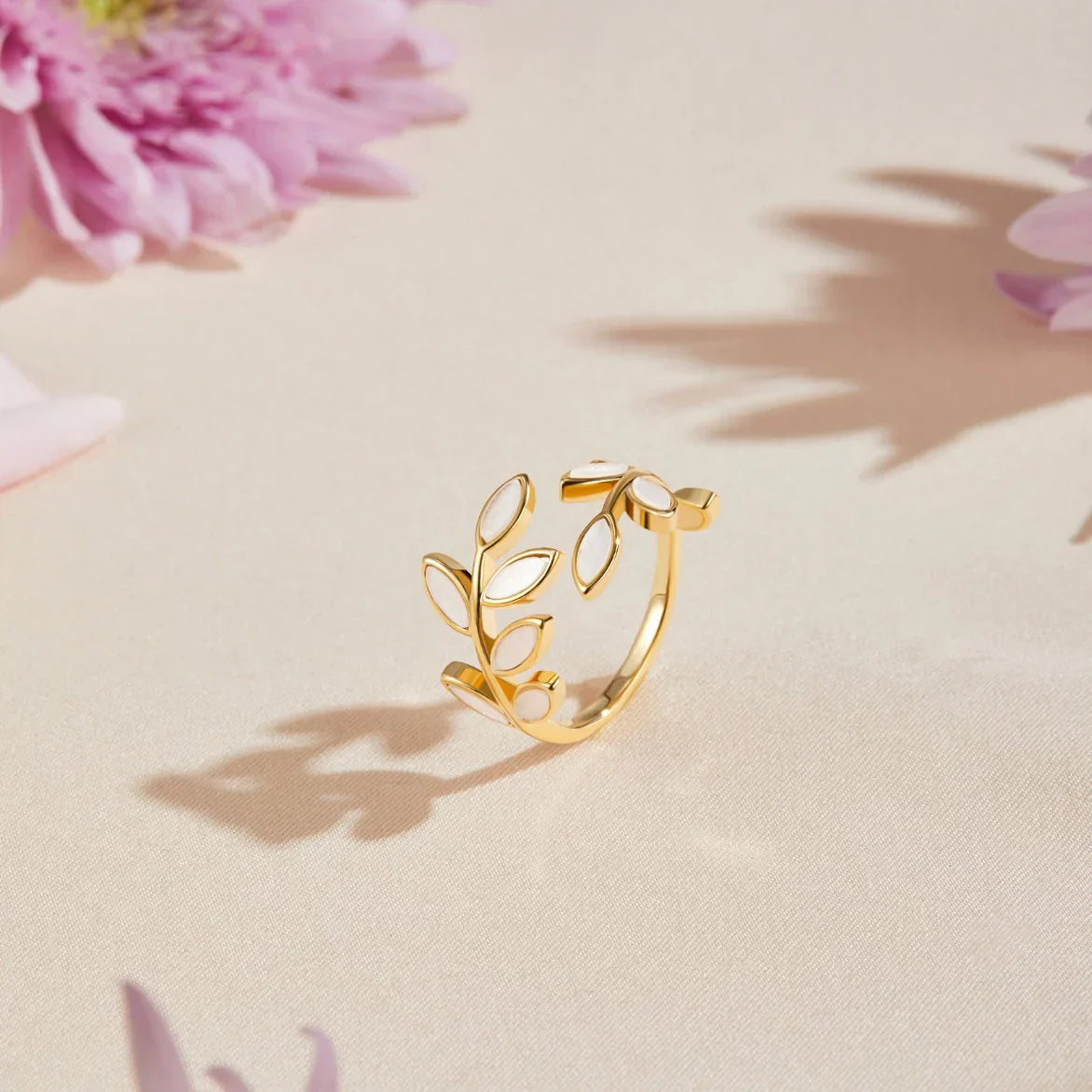 Bague ouverte feuille délicate Néraya en or