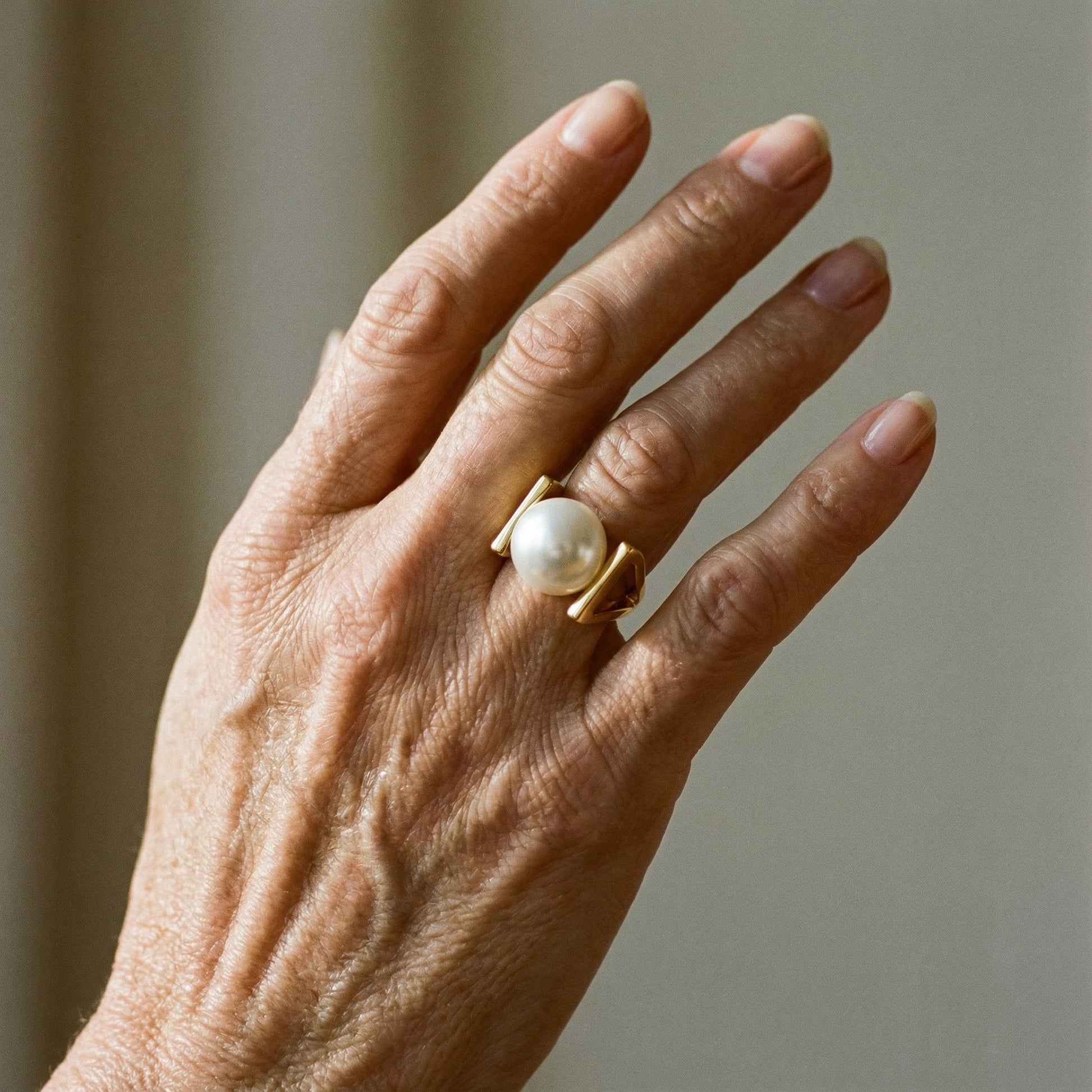 Bague Rétro Dorée avec Ornement de Perles