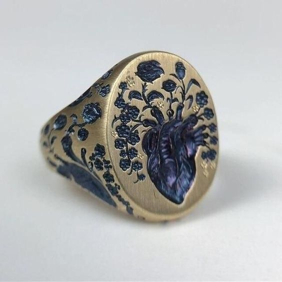 Bague rétro avec fleur bleue en or