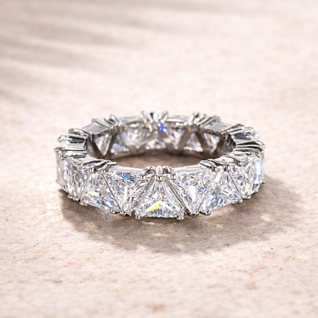 Bague vintage triangulaire avec pierres en or