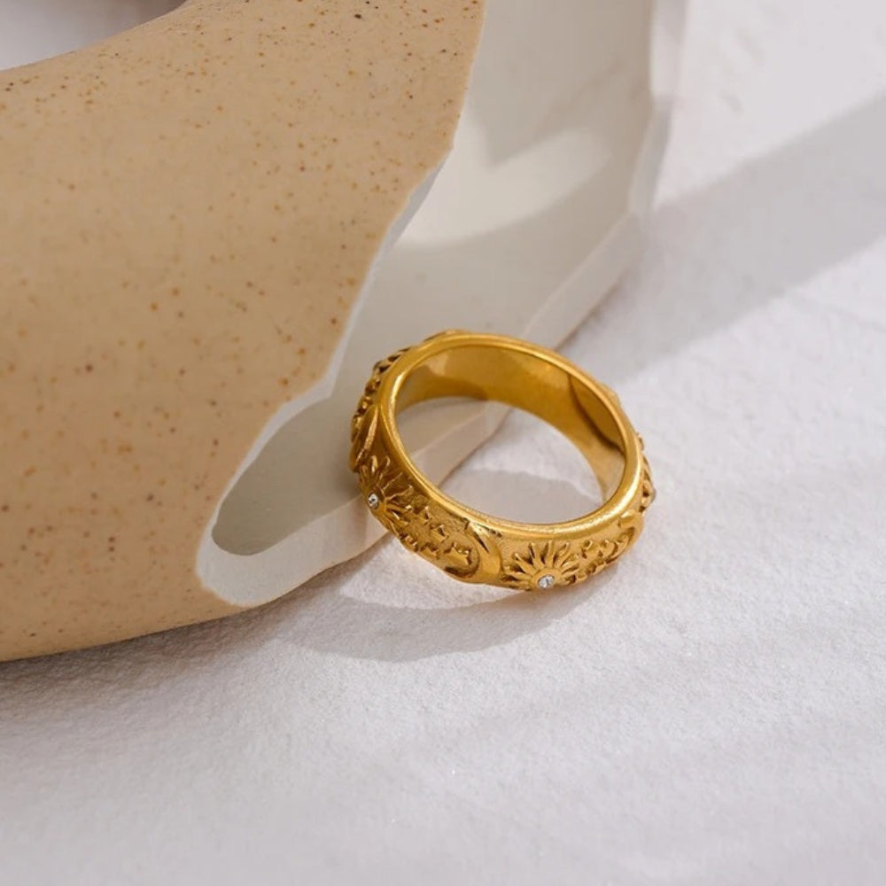 Bague vintage avec soleil, lune et étoile en or