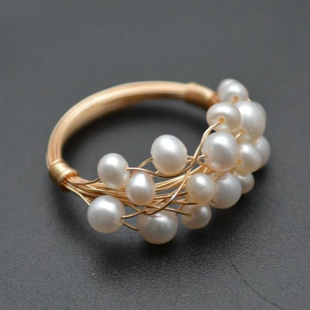 Bague vintage avec des perles Lumineuses en or
