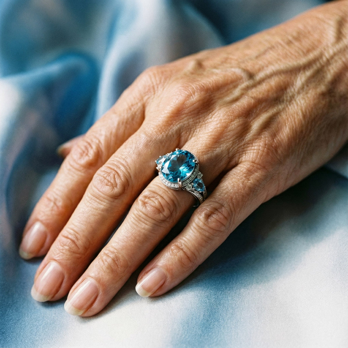 Bague vintage avec cristal bleu en or blanc