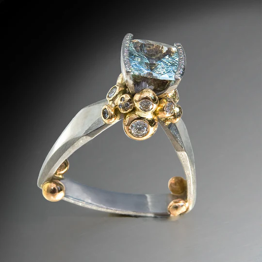 Bague vintage à brillants bleus en or