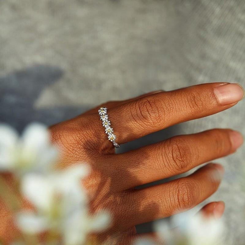 Bague ajustable et émail fait main avec des marguerites en or blanc