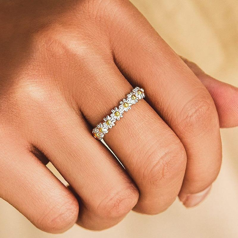 Bague ajustable et émail fait main avec des marguerites en or blanc