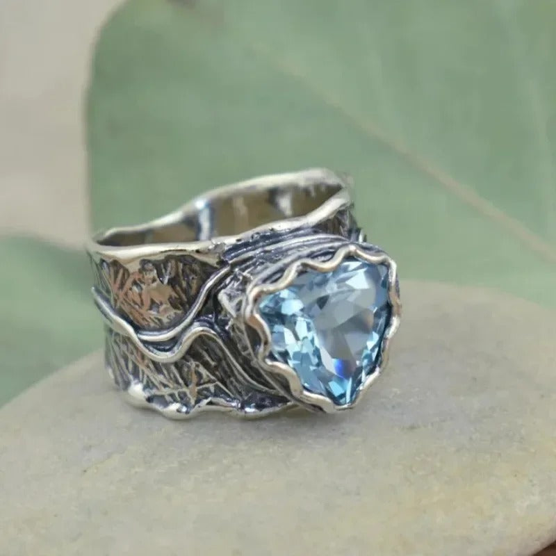 Bague antique et cristal bleu en or blanc