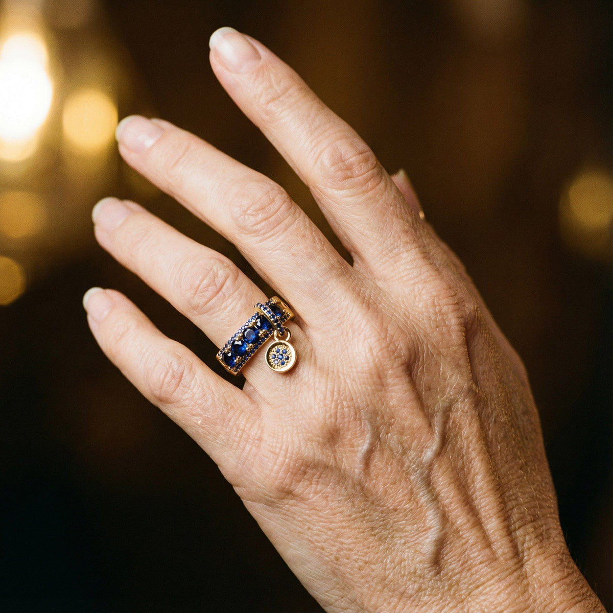 Bague antique et cristal bleu en or