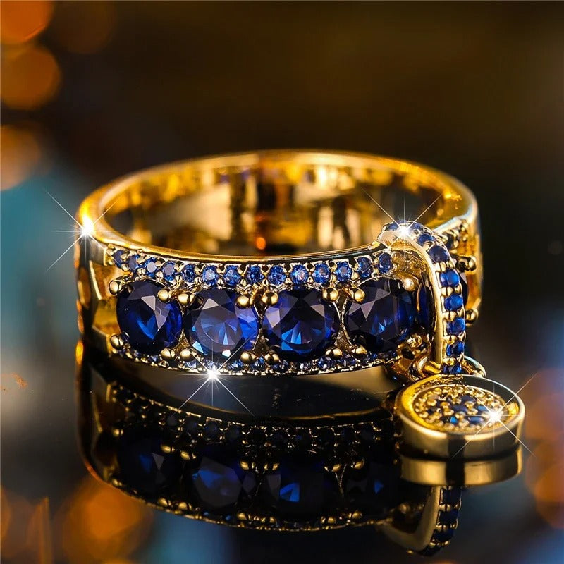 Bague antique et cristal bleu en or