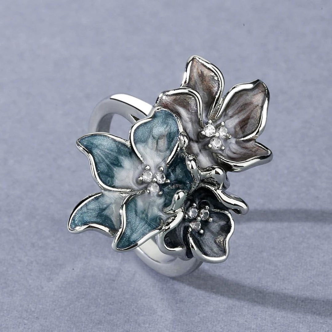 Bague avec fleur exotique en or blanc