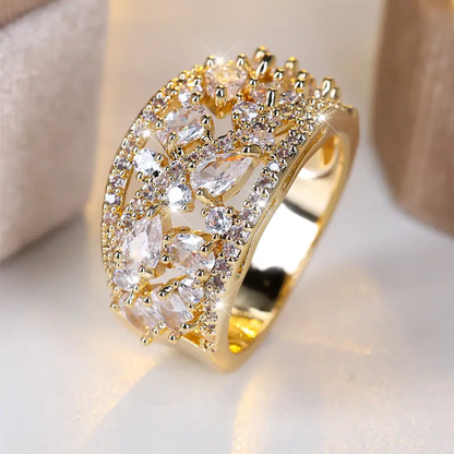 Bague avec des cristaux blancs