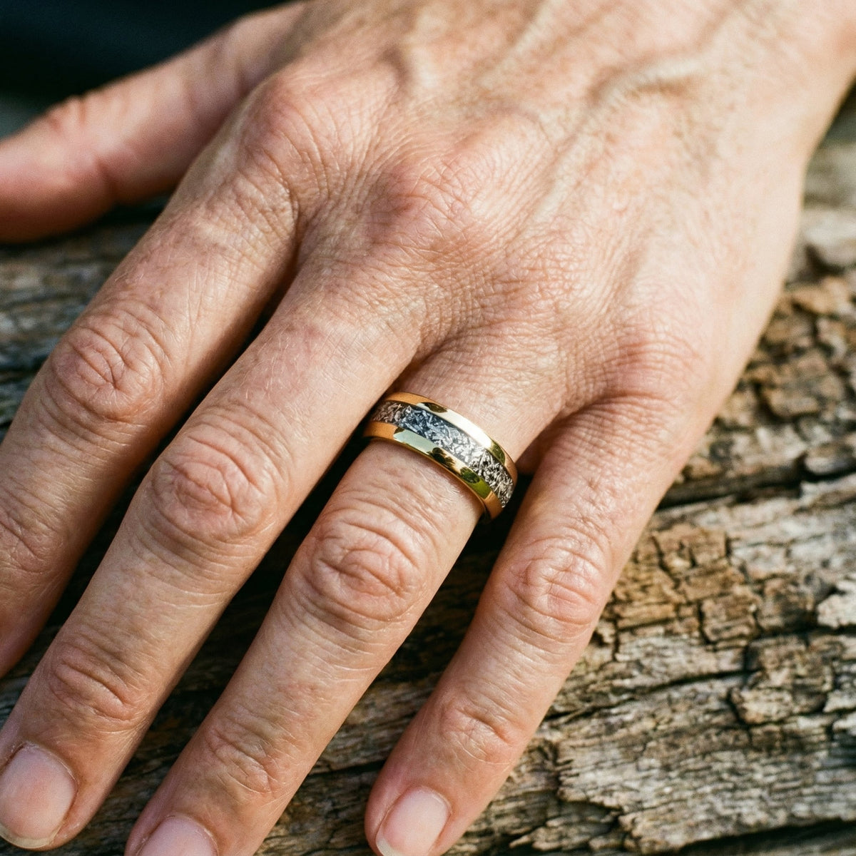 Bague avec des incrustations brillantes en or
