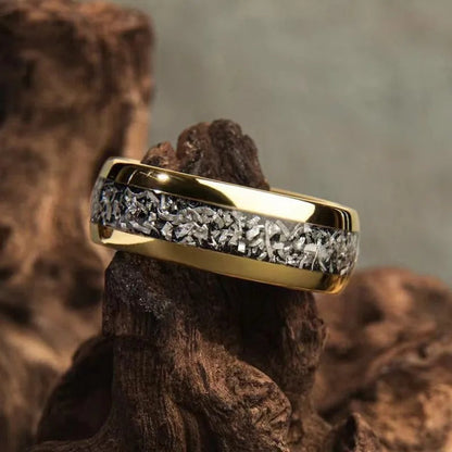 Bague avec des incrustations dorées brillantes