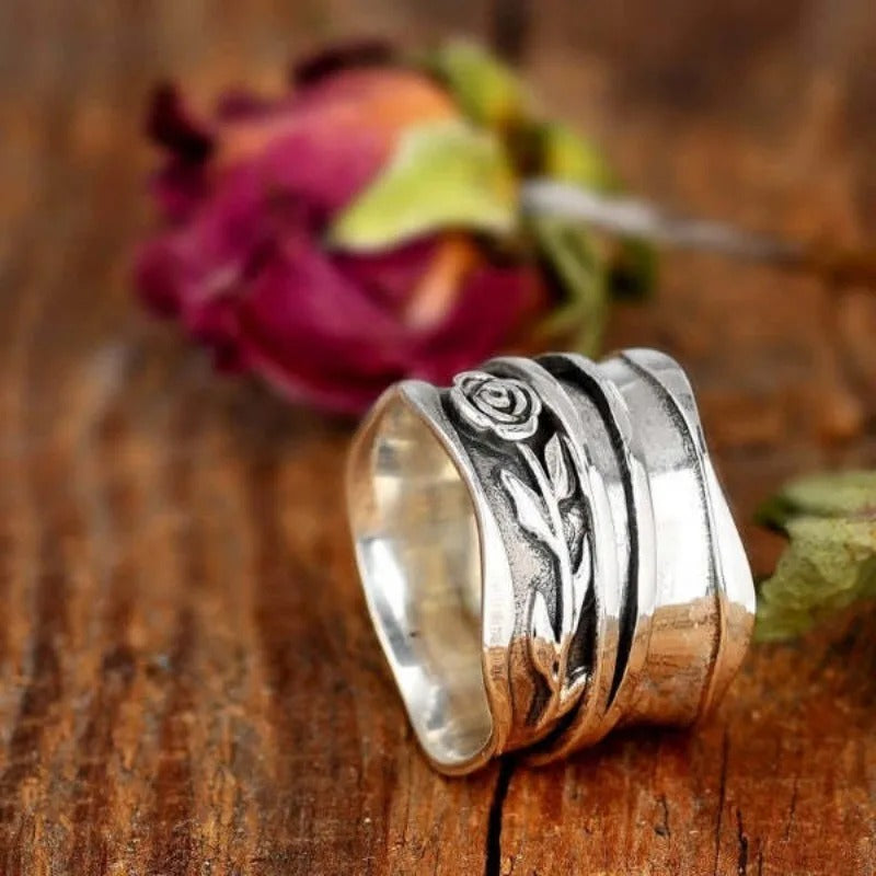 Bague avec fleurs en or blanc