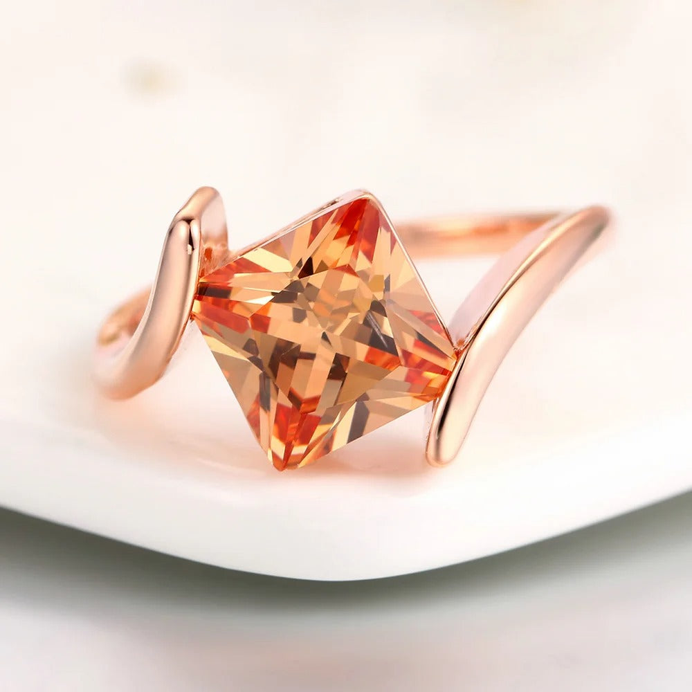 Bague avec pierre précieuse orange en or