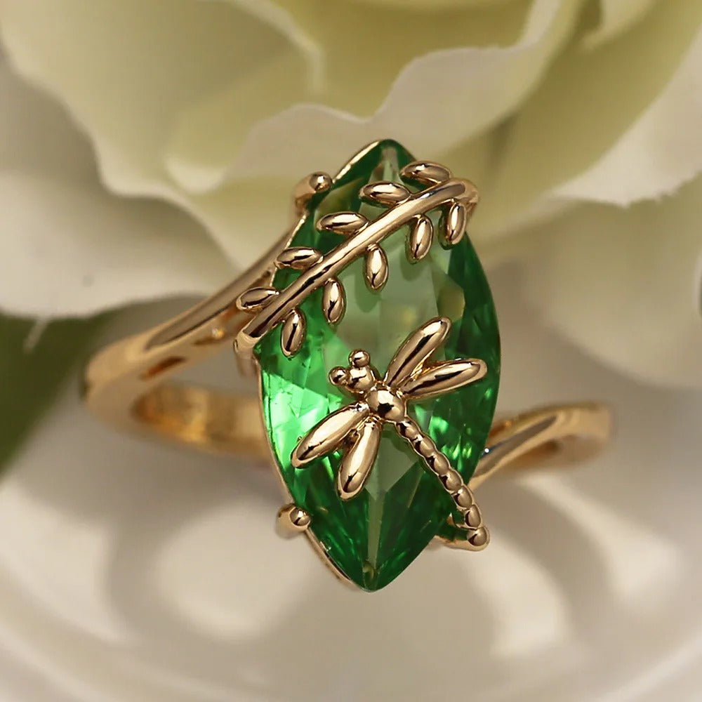 Bague avec précieuse pierre verte et libellule en or