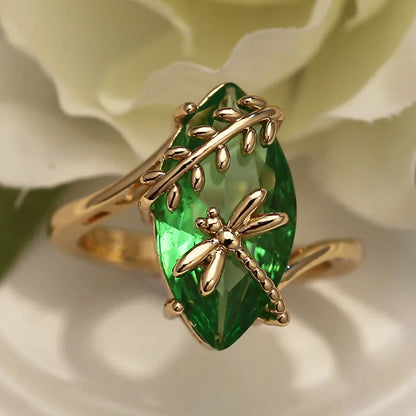 Bague avec précieuse pierre verte et libellule