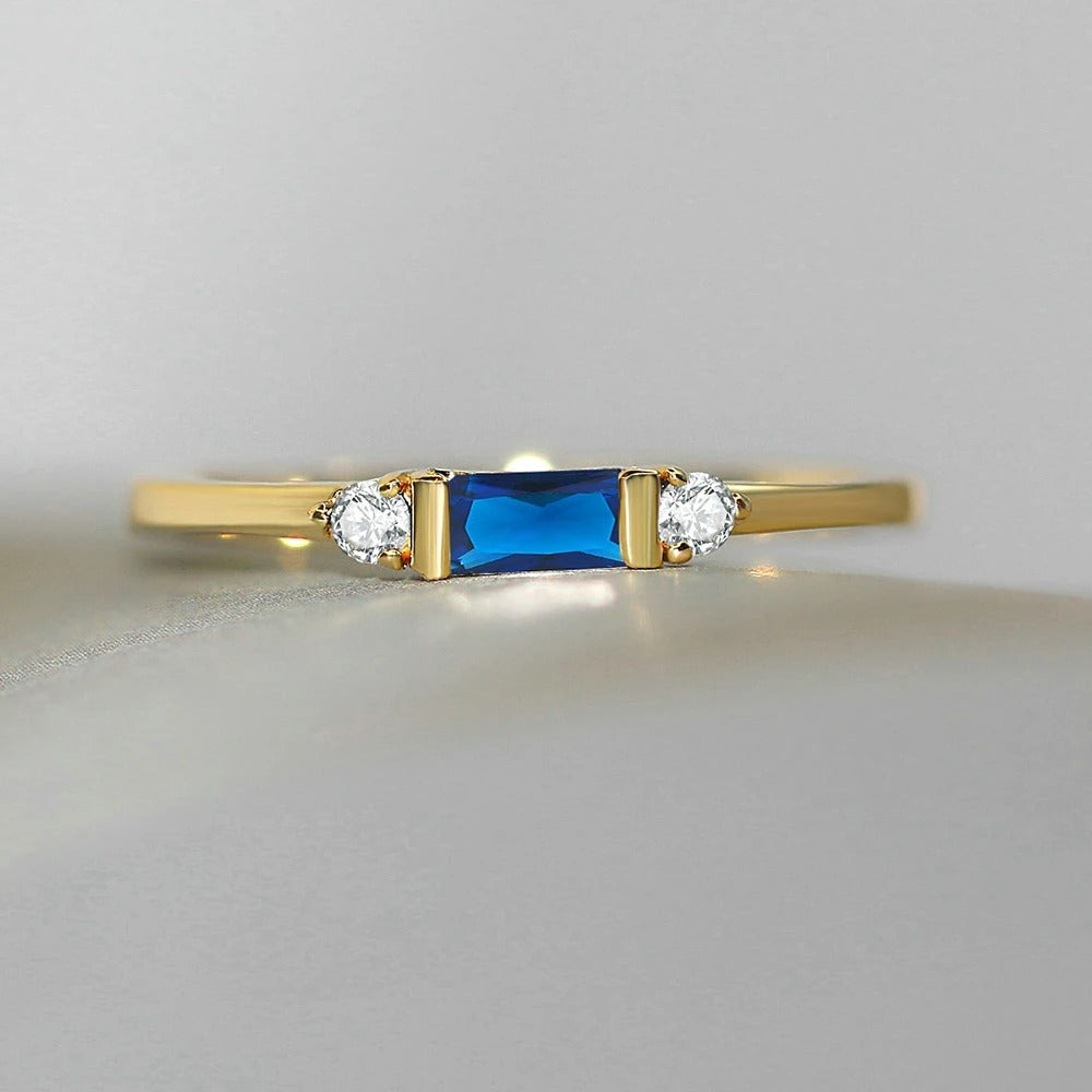 Bague centre bleu éclatant en or