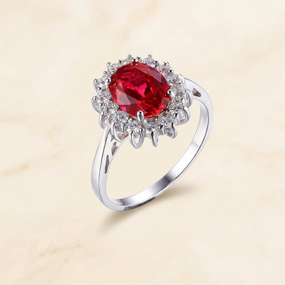 Bague classique avec rubis et bord en or blanc