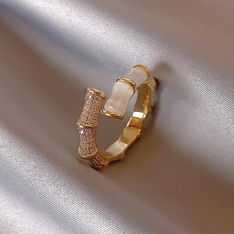 Bague de luxe réglable avec opale blanche en or