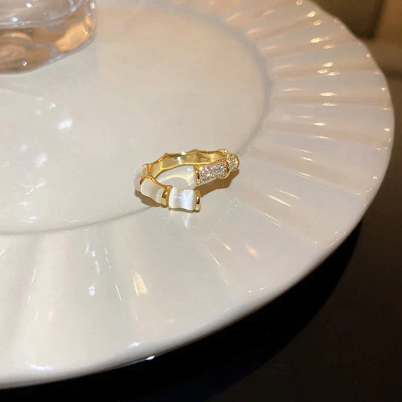 Bague de luxe réglable avec opale blanche en or