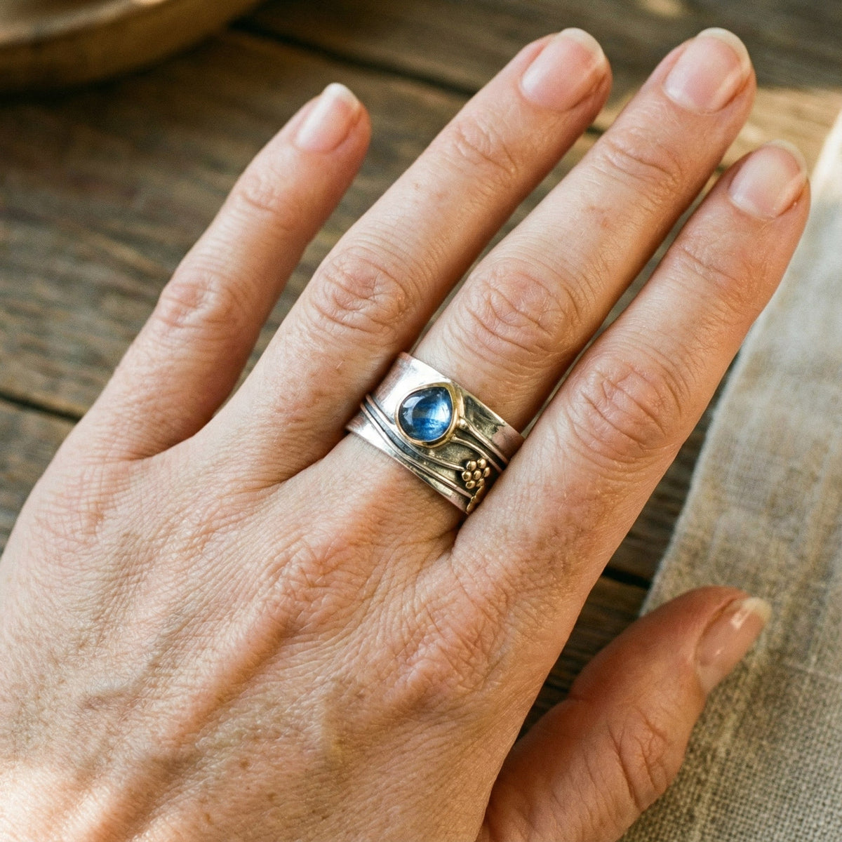 Bague de méditation en Bohême avec pierre précieuse en or