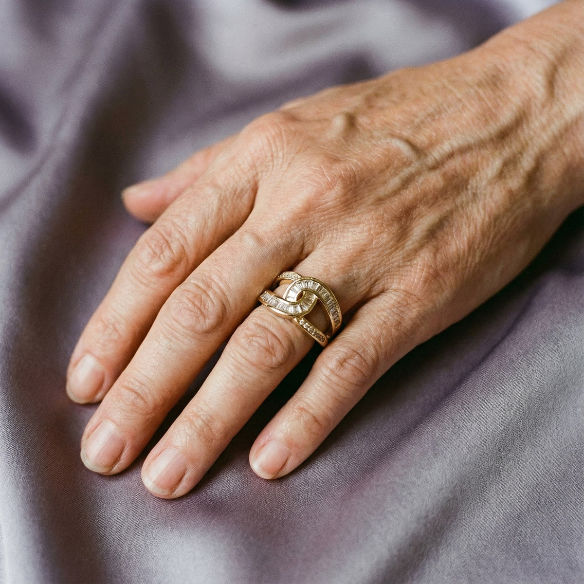 Bague élégante avec nœud en or