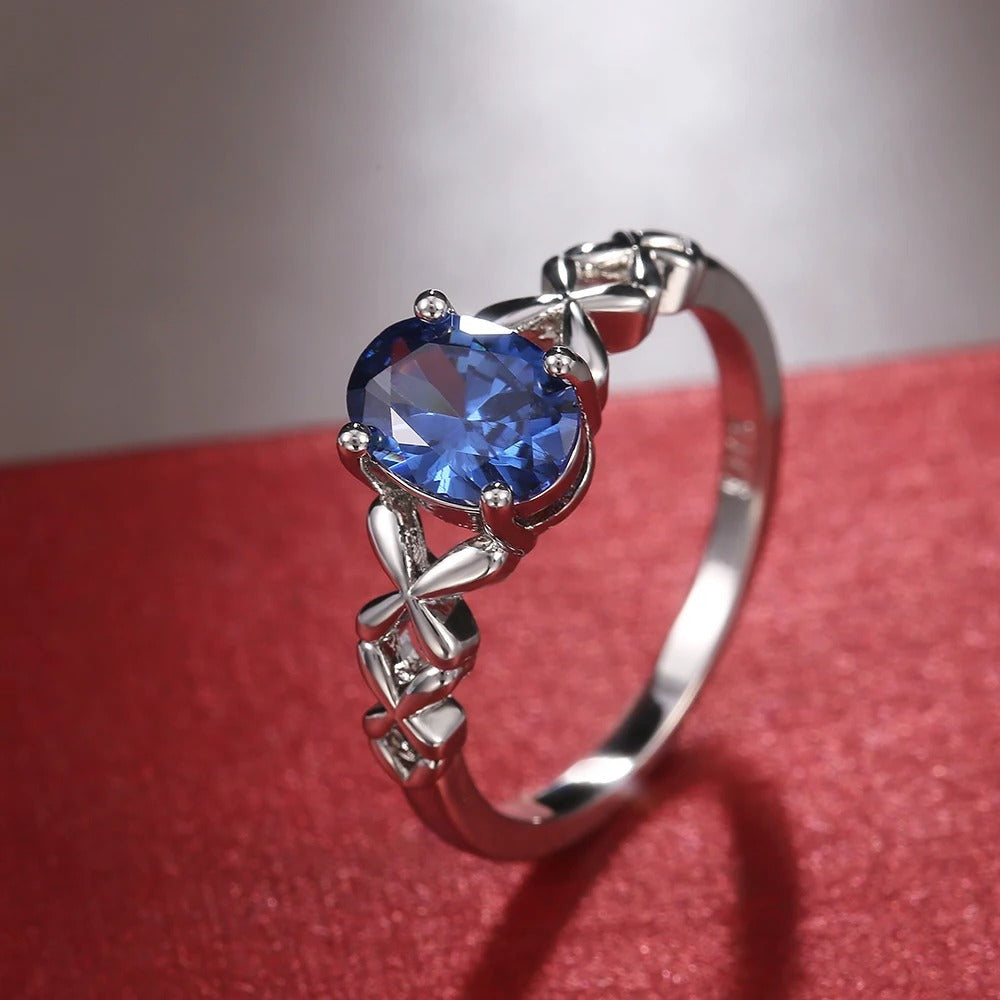 Bague rétro avec cristal bleu en or blanc