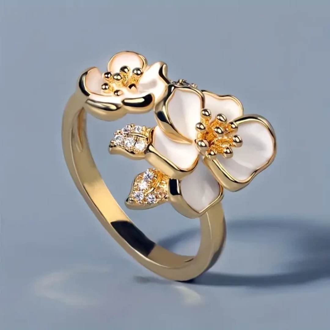Bague avec fleur blanche en or