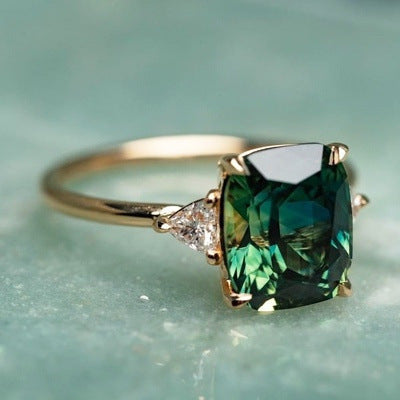Bague en pierre précieuse verte inspirée des années vintage en or