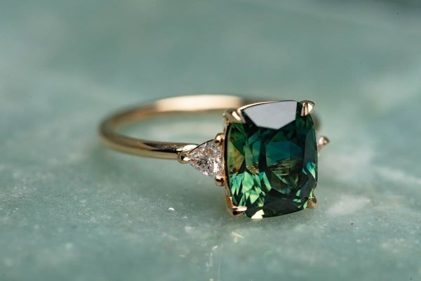 Bague en pierre précieuse verte inspirée des années vintage en or