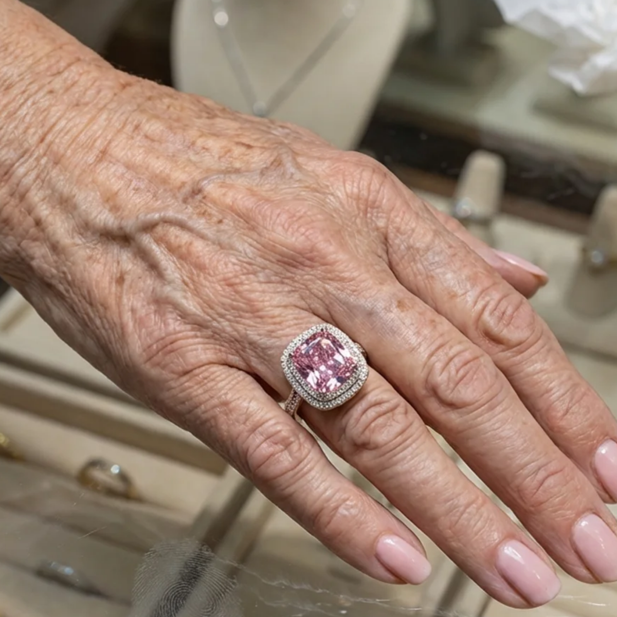 Bague en saphir rose coussin en or blanc