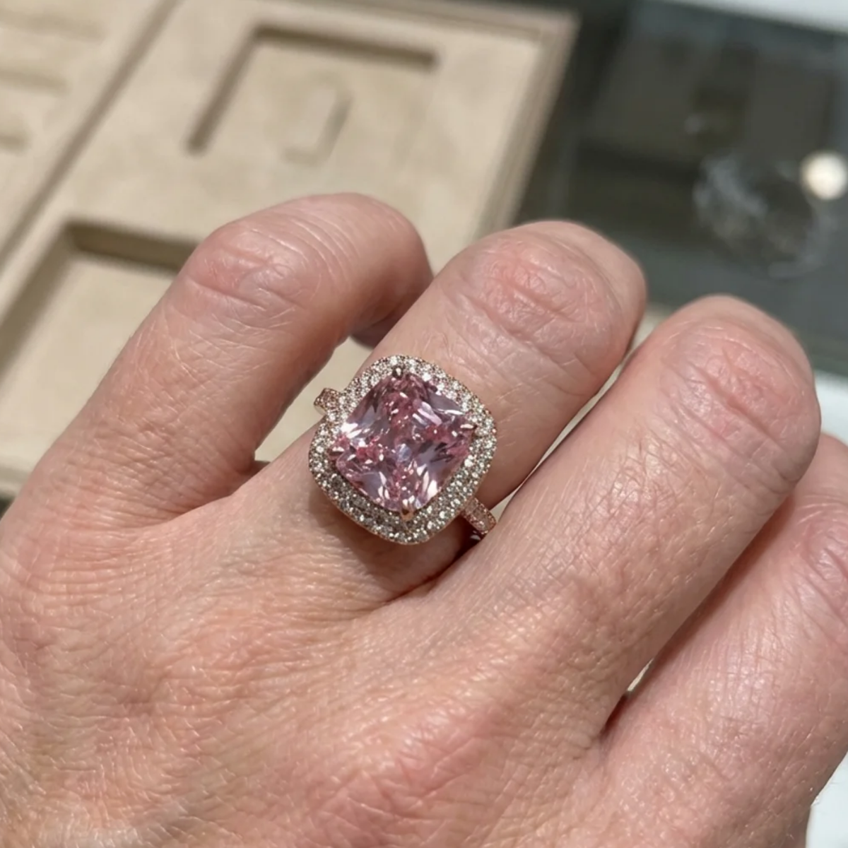 Bague en saphir rose coussin en or blanc