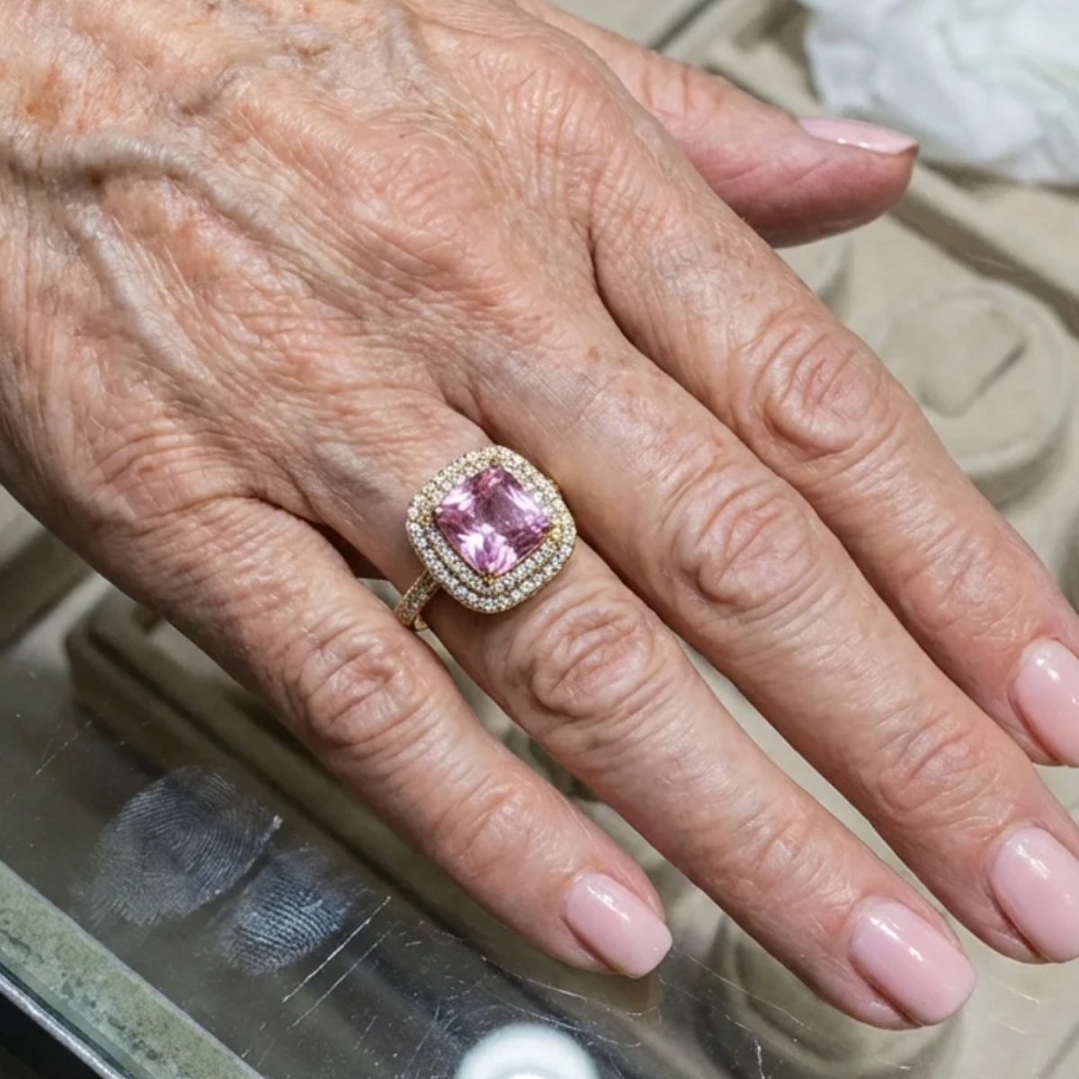 Bague en saphir rose coussin en or rose