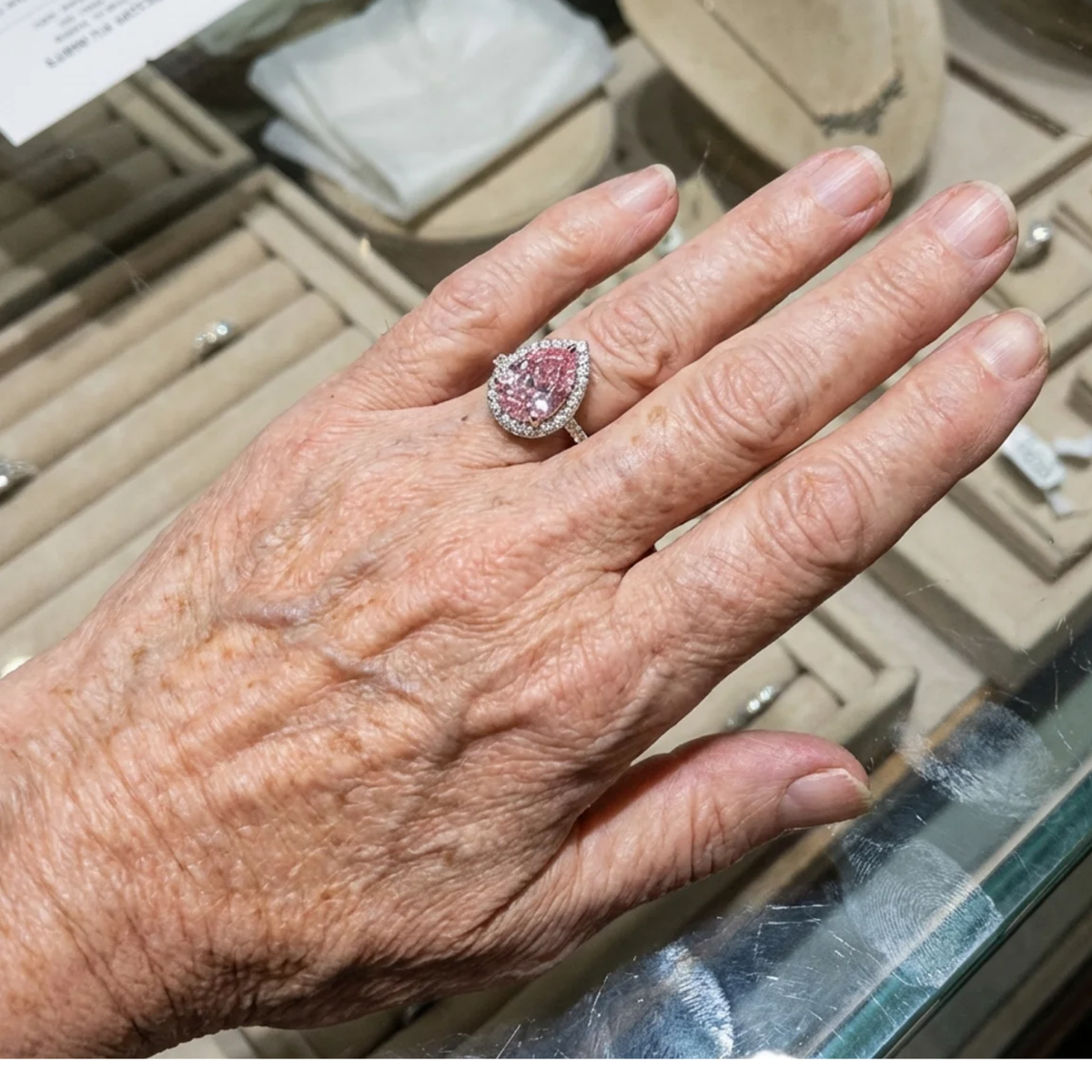Bague en saphir rose en forme de goutte en or blanc