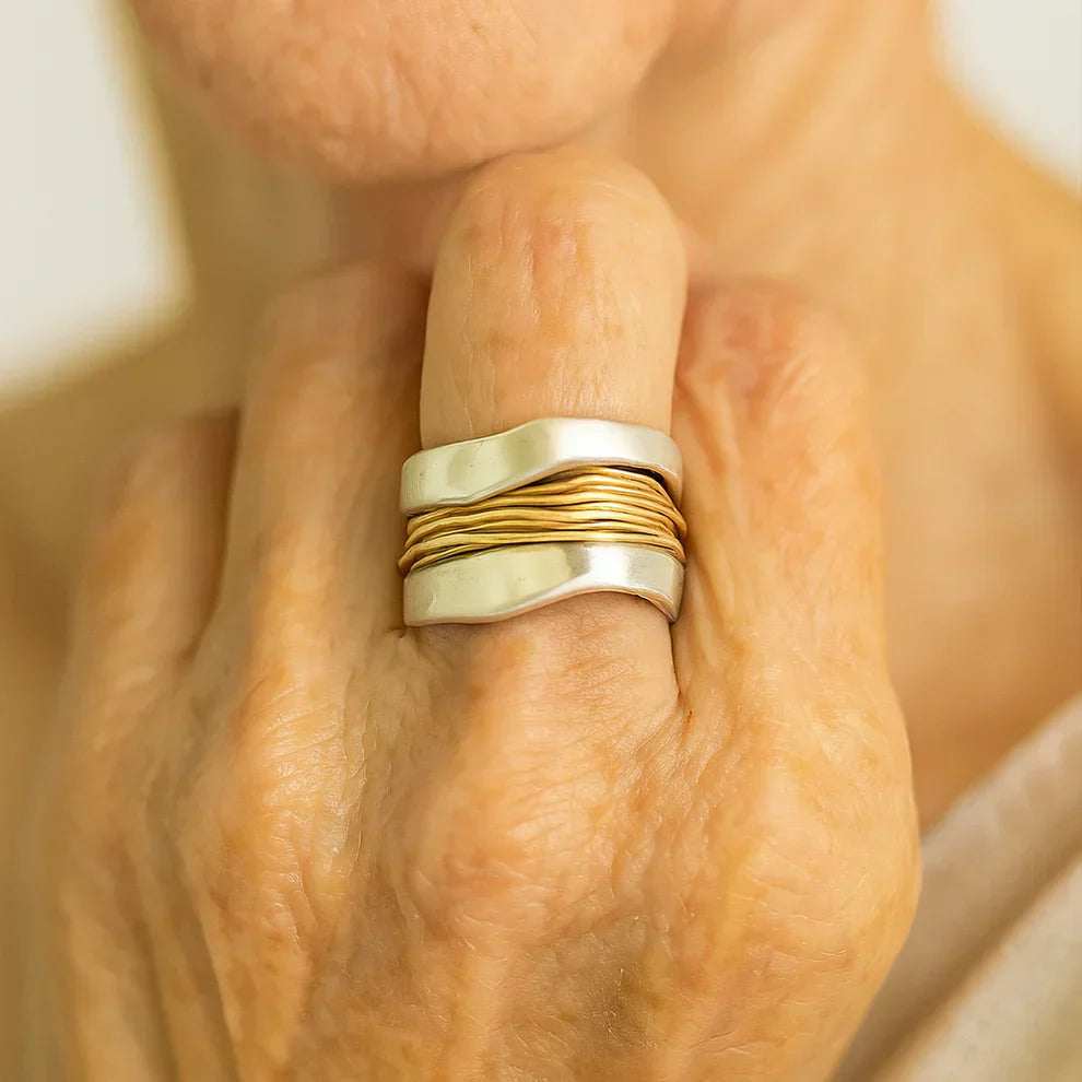 Bague avec fils d'or en or blanc
