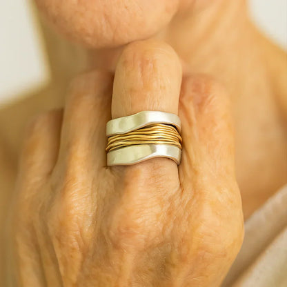 Bague avec fils d'or en or blanc
