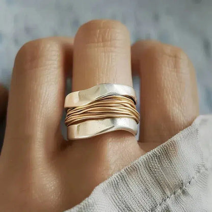 Bague avec fils d'or en or blanc