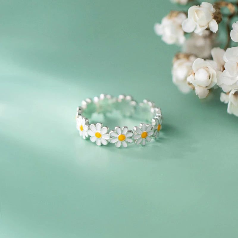 Bague en forme de marguerite en or blanc