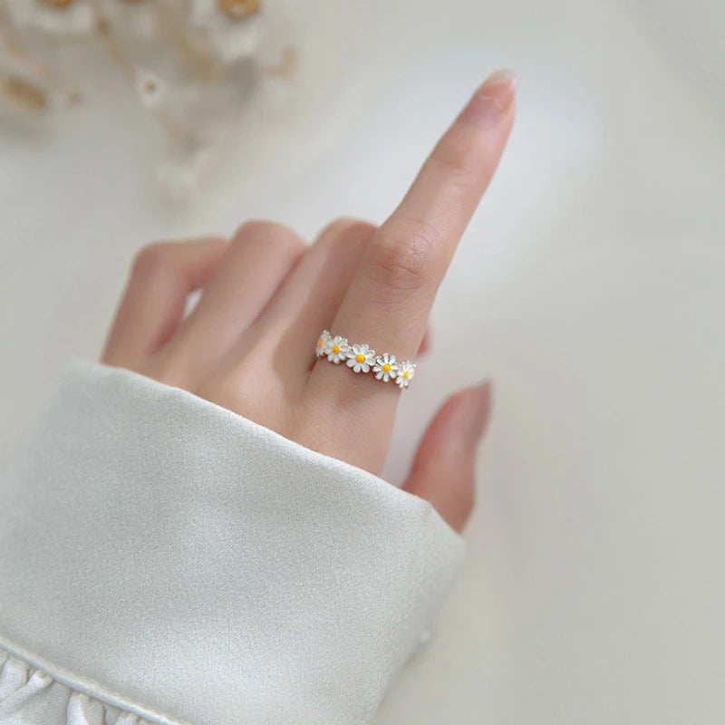 Bague en forme de marguerite en or blanc