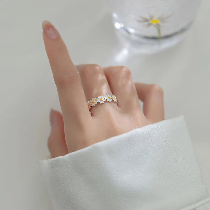 Bague en forme de marguerite en or blanc