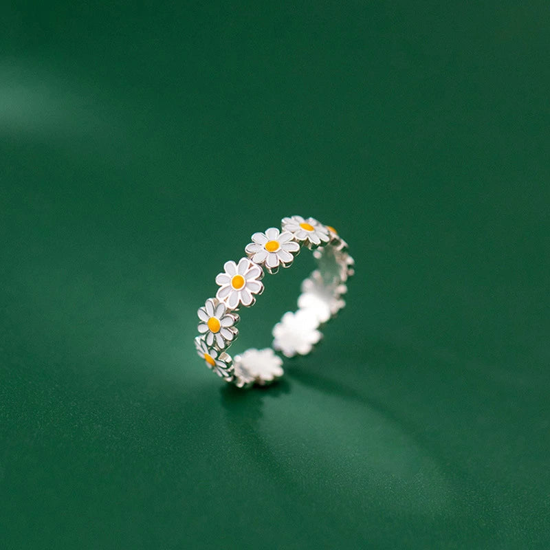 Bague en forme de marguerite en or blanc