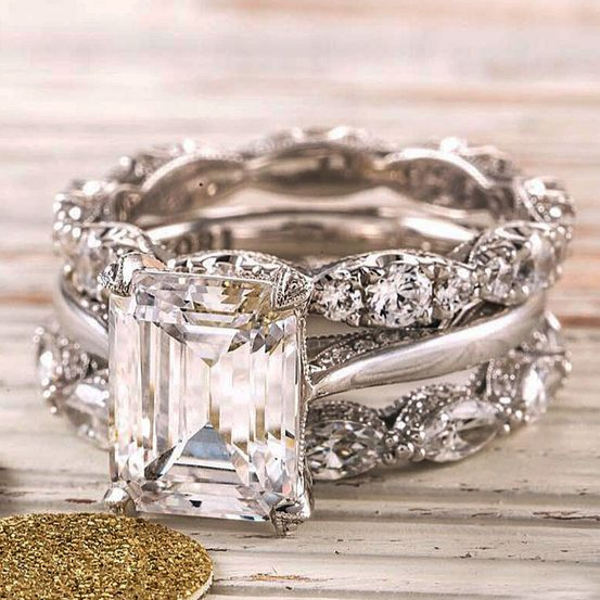 Bague rétro avec des couches brillantes en or blanc