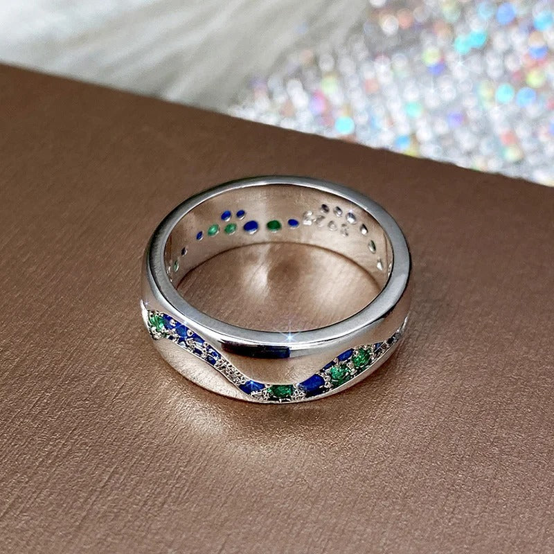 Bague rétro avec des pierres bleues et vertes en or blanc