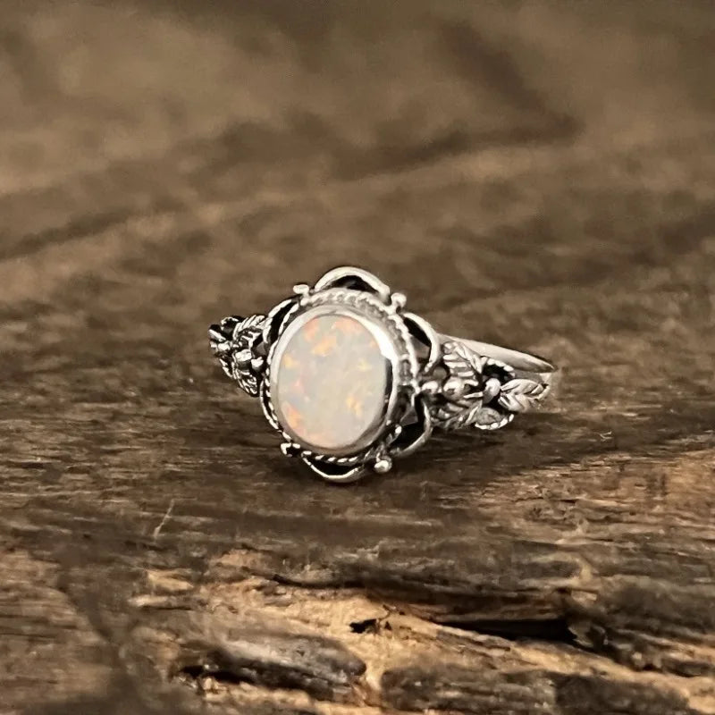 Bague rétro avec fleurs et opale en or blanc