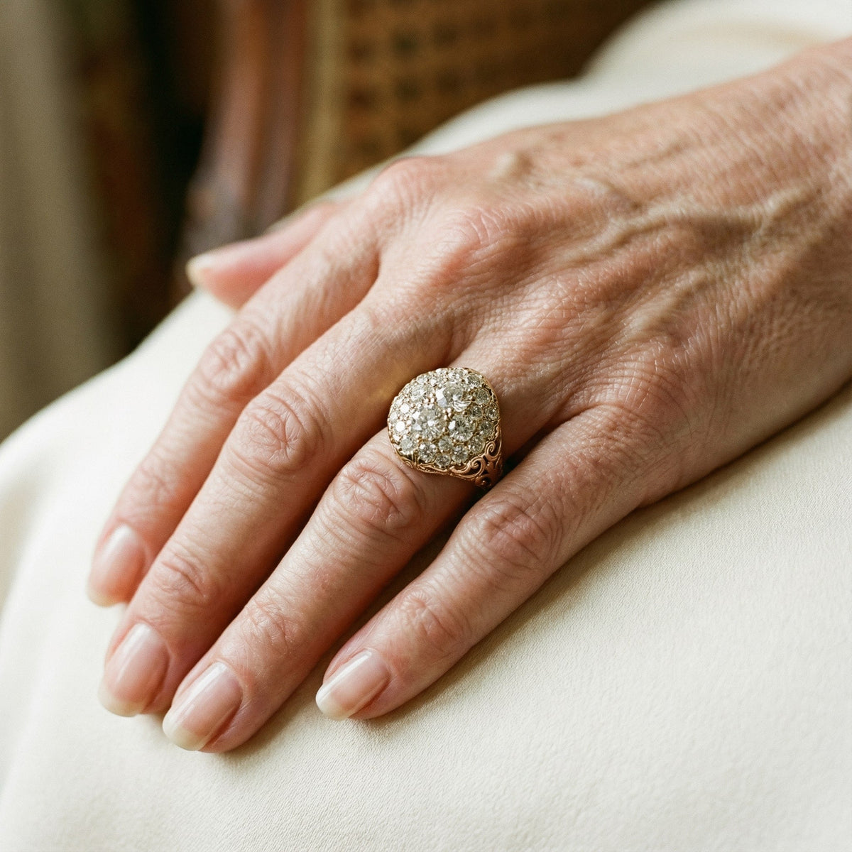 Bague rétro avec pierre rouge et diamant en or blanc