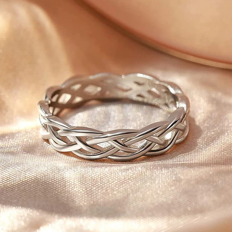 Bague en laiton tressé dans un or blanc estampé en or blanc